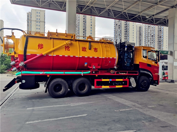 天龍後八輪清洗吸污車
